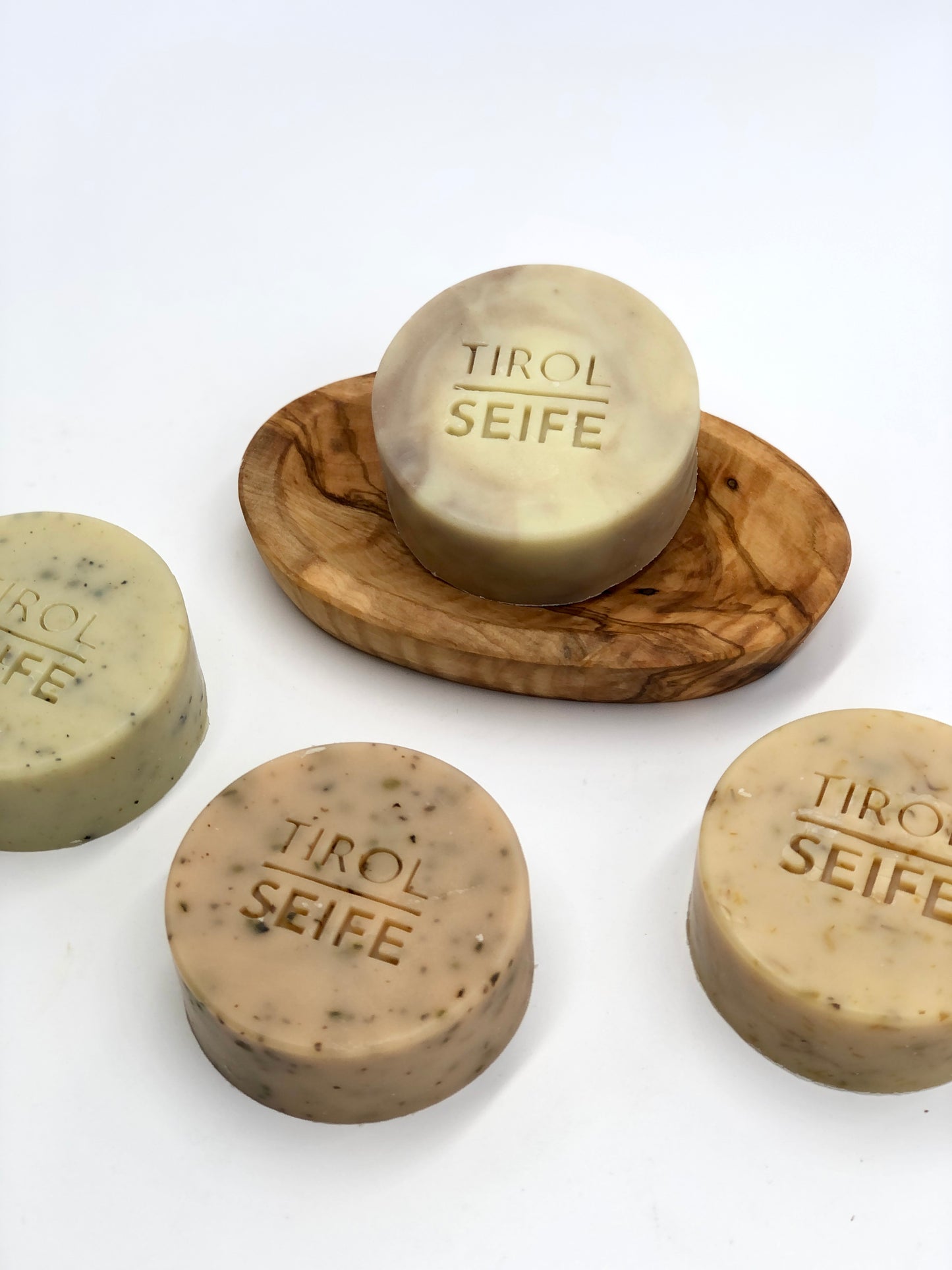 GROSSE SEIFEN SET „DIE TIROLERIN" | 4 NATURSEIFEN inkl. SEIFENSCHALE + 4IN1 FESTE CREME