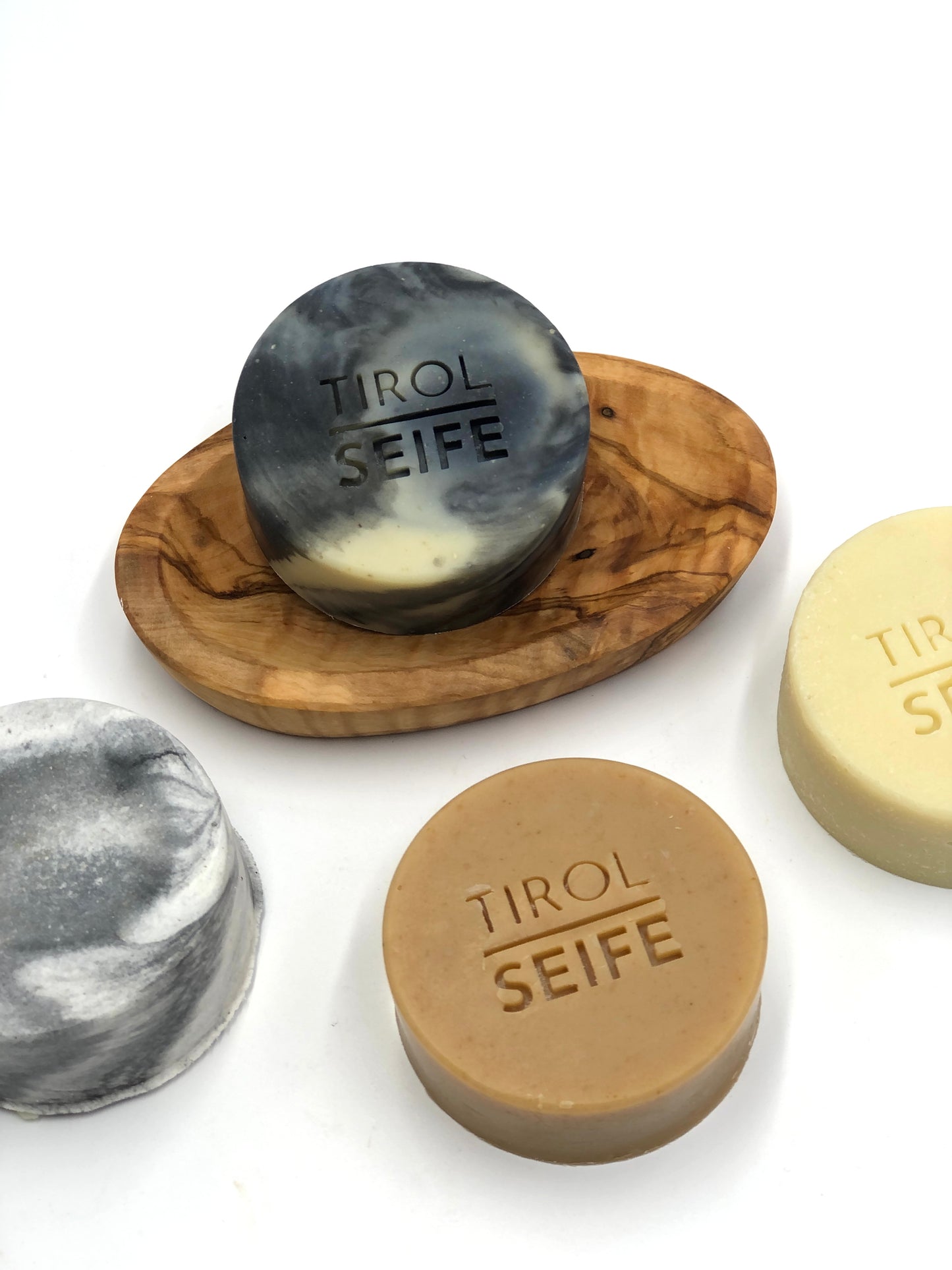 GROSSE SEIFEN SET „DER TIROLER" | 4 NATURSEIFEN inkl. SEIFENSCHALE + SHAMPOOBAR inkl. REISEDOSE